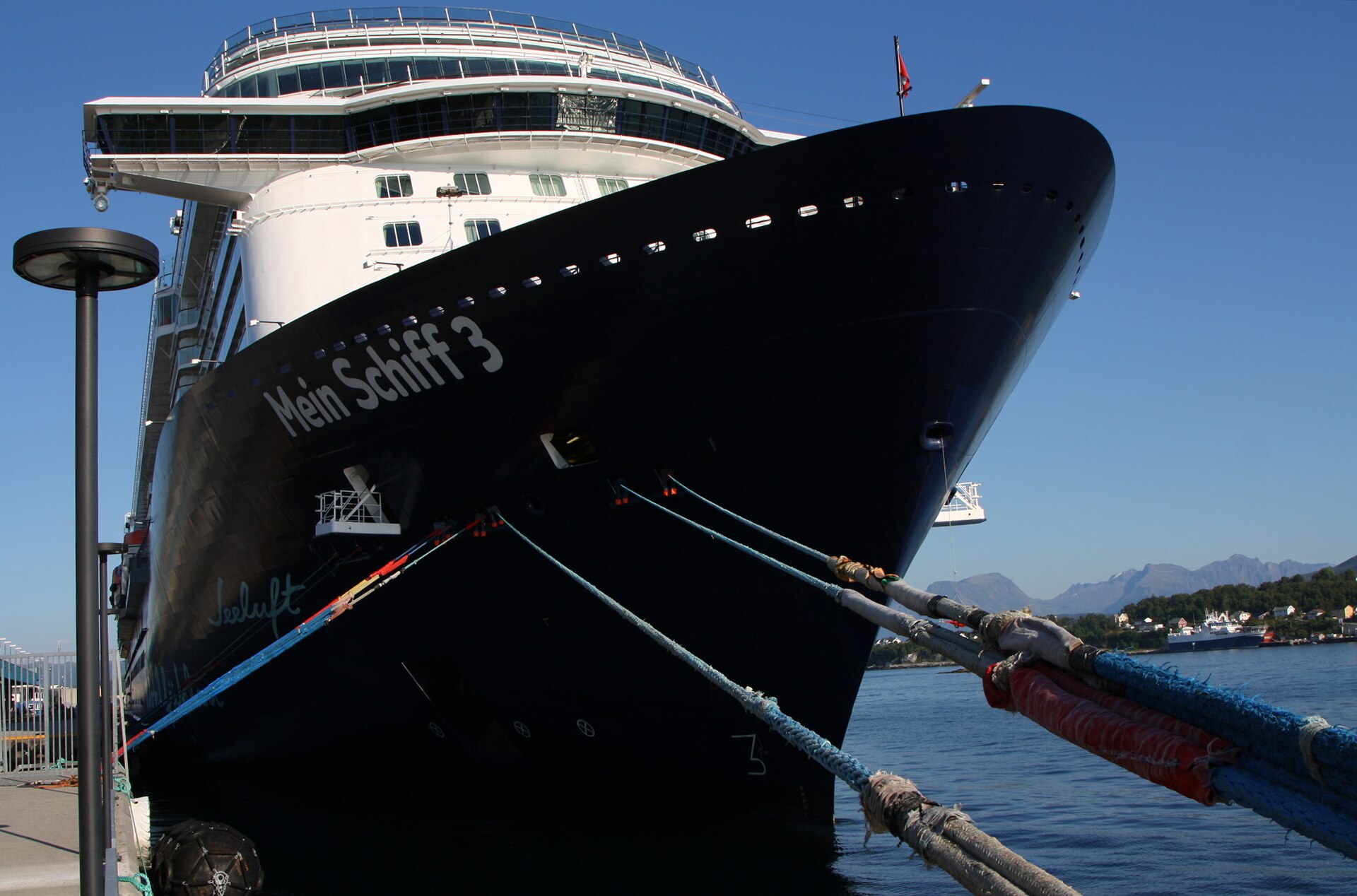 A Gust, Five Tugs, Two Container Ships: Mein Schiff 3’s Cruise Ended at the Next Quay